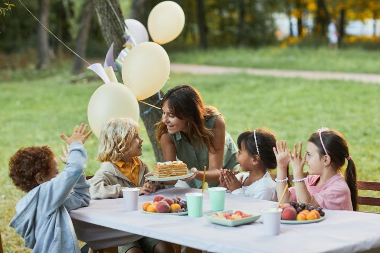 Comment organiser une fête d'anniversaire pour les enfants avec un budget limité ?